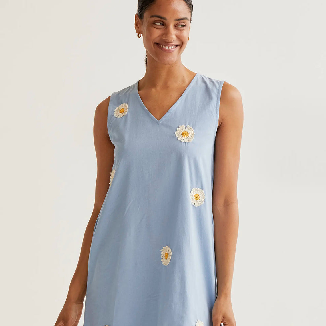 VESTIDO AZUL COM FLORES BORDADAS COMPAÑIA FANTASTICA 1