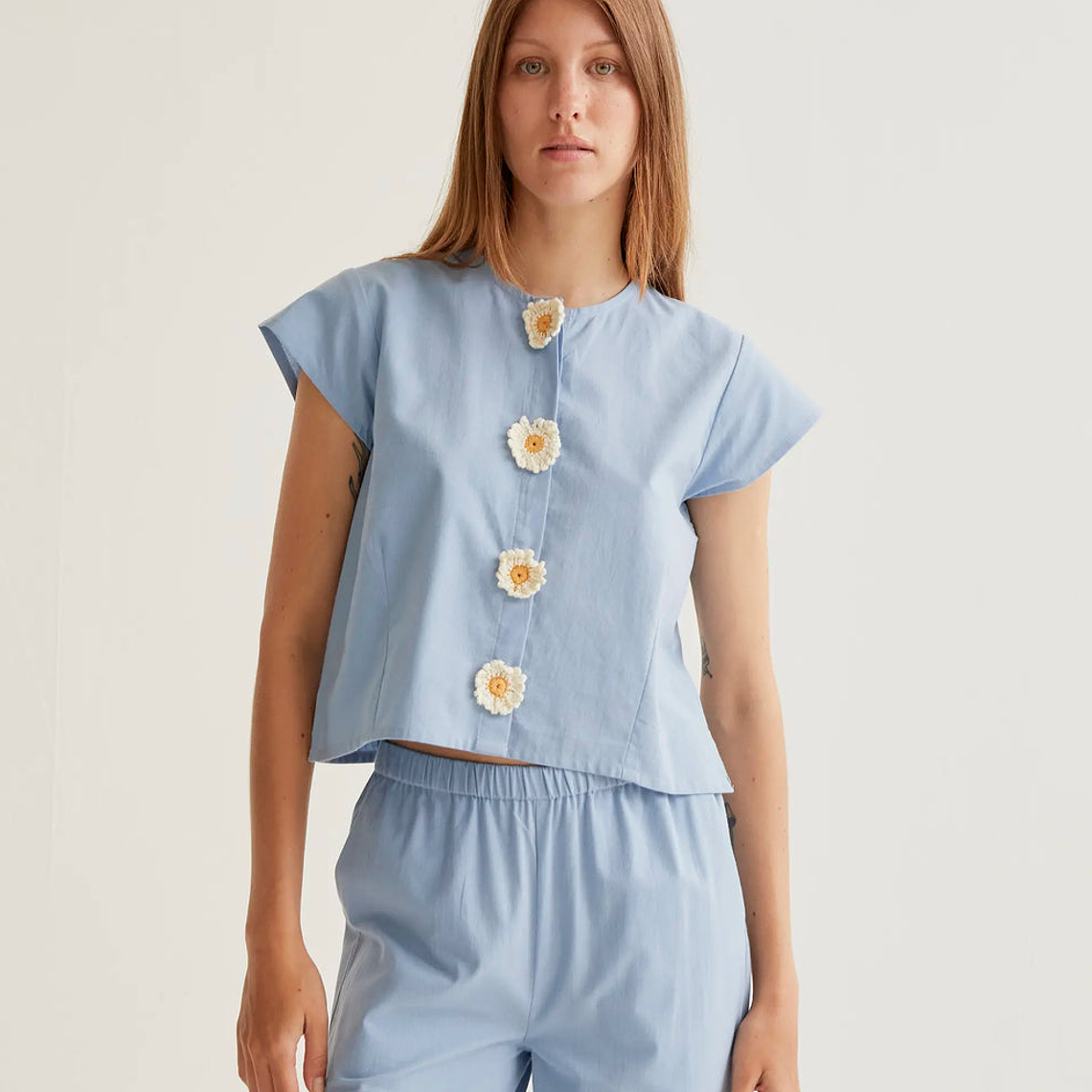 TOP AZUL COM FLORES BORDADAS COMPAÑIA FANTASTICA  1