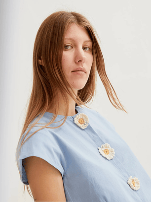 TOP AZUL COM FLORES BORDADAS COMPAÑIA FANTASTICA 