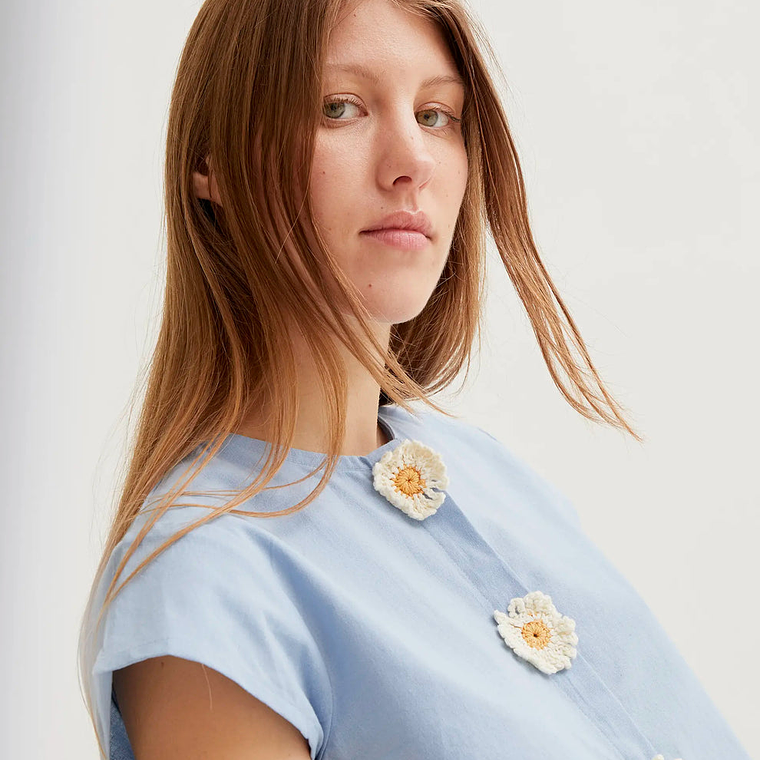 TOP AZUL COM FLORES BORDADAS COMPAÑIA FANTASTICA  2