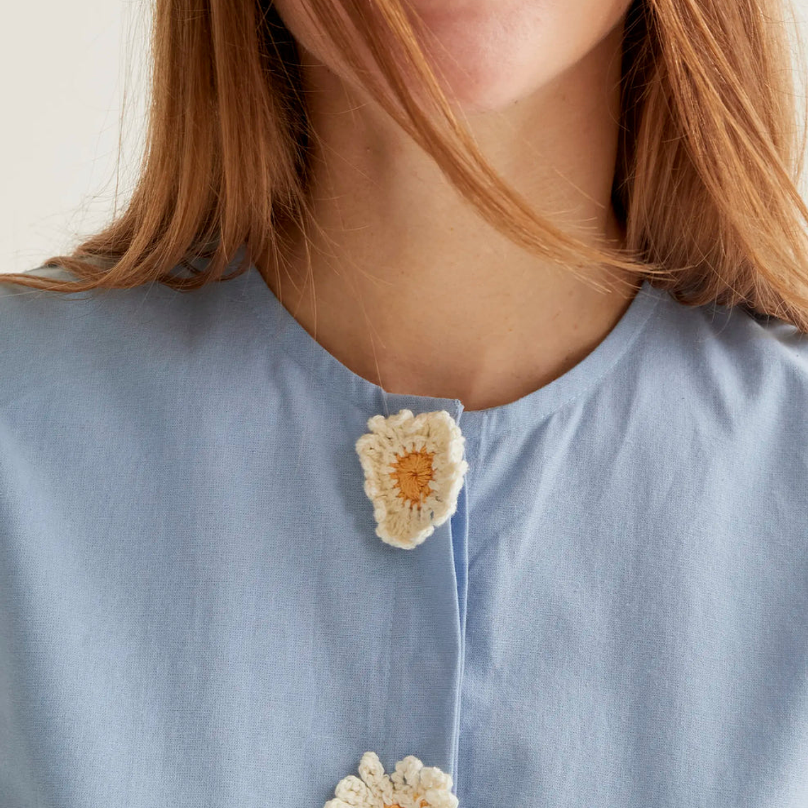 TOP AZUL COM FLORES BORDADAS COMPAÑIA FANTASTICA  3