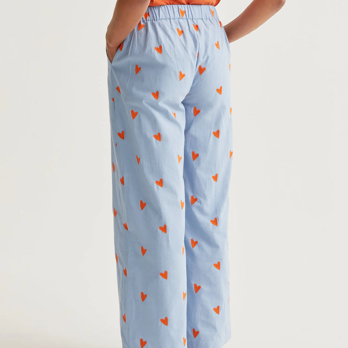 CALÇAS AZUIS COM CORAÇÕES BORDADOS COMPAÑIA FANTASTICA  2