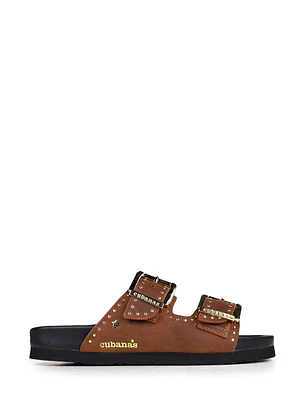 SANDÁLIAS AMÁLIA EM PELE CASTANHA COM TACHAS E FIVELAS DOURADAS CUBANAS