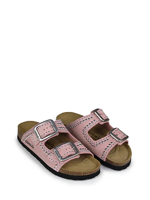 SANDÁLIAS AMÁLIA CAMURÇA ROSA COM TACHAS E FIVELAS PRATEADAS CUBANAS