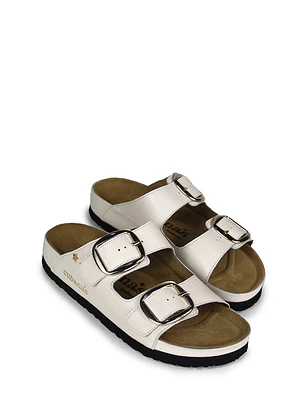 SANDÁLIAS AMÁLIA EM PELE BRANCA COM FIVELAS DOURADAS CUBANAS