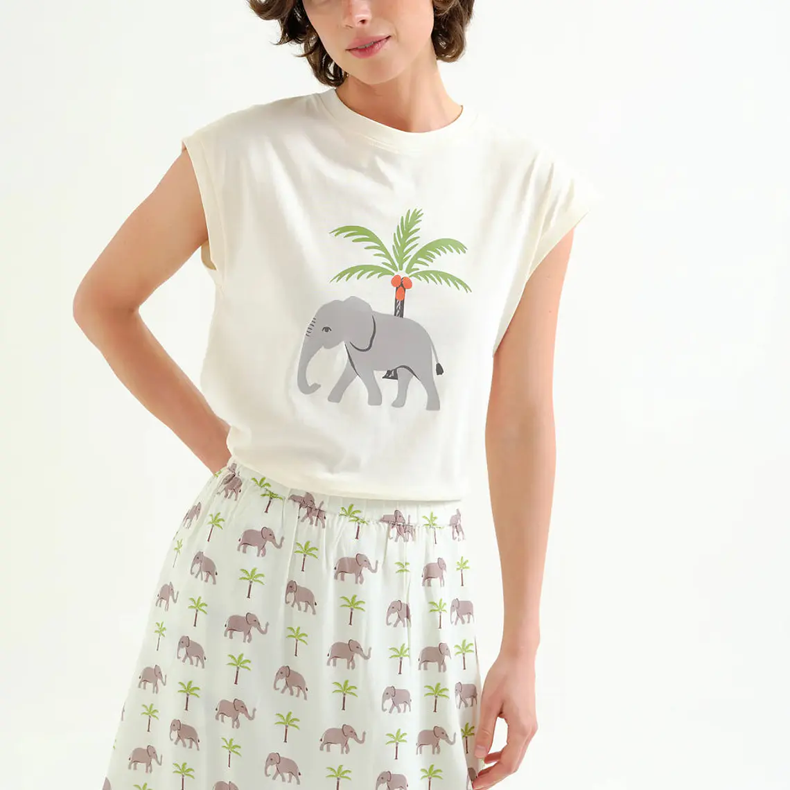 T-SHIRT ESTAMPADA COM ELEFANTE COMPAÑIA FANTASTICA 1