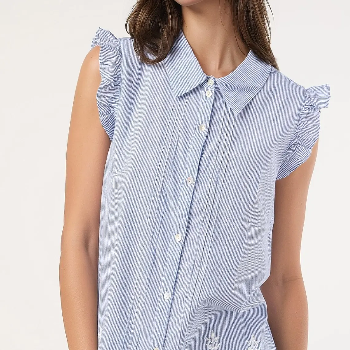 CAMISA DE RISCAS AZUIS COM BORDADO BRANCO DANDARA  1
