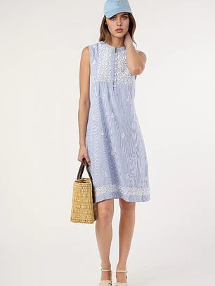 VESTIDO RISCAS AZUIS COM BORDADOS BRANCOS DANDARA 
