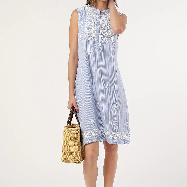 VESTIDO RISCAS AZUIS COM BORDADOS BRANCOS DANDARA  1