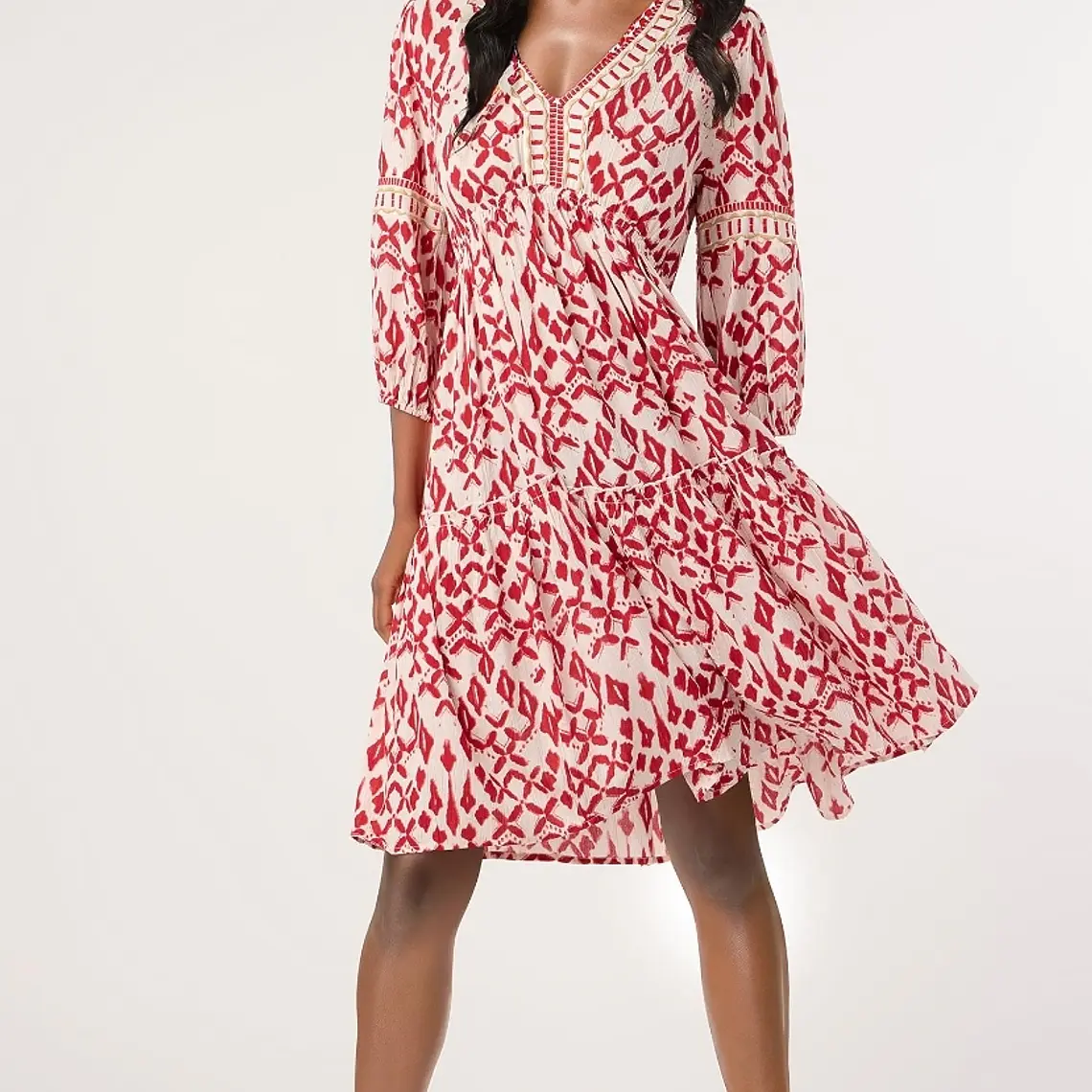 VESTIDO ESTAMPADO COM BORDADOS VERMELHOS DANDARA 1