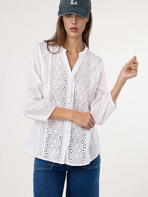 CAMISA COM BORDADOS DANDARA