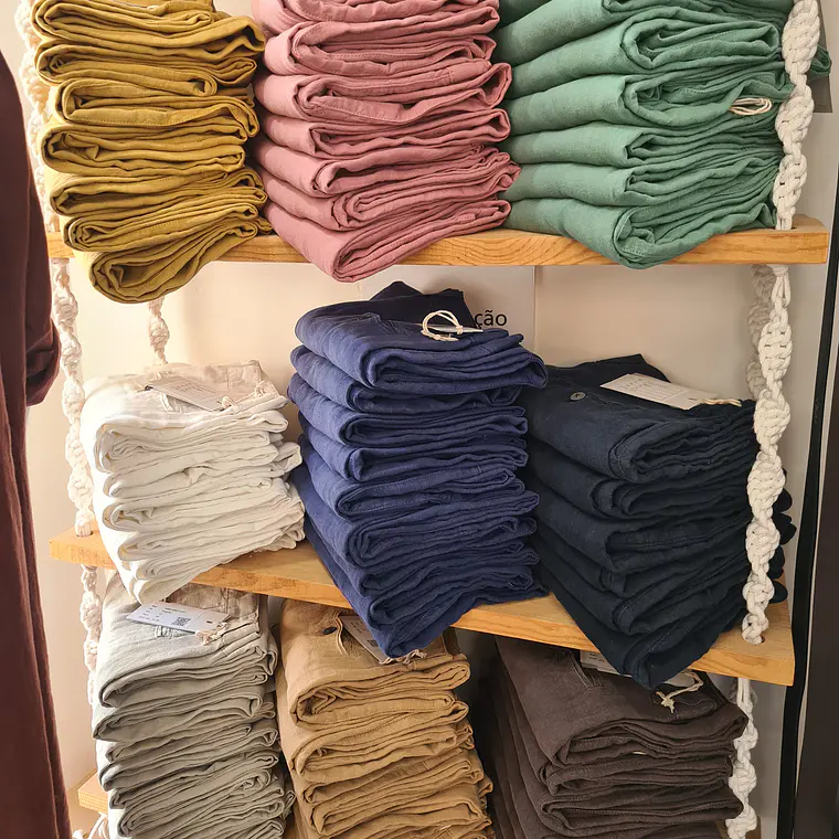 CALÇAS DE LINHO MODELO CHINO CLÁSSICO LIBERJEANS 2