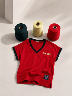 T-SHIRT COM FUNDO VERMELHO PORTUGAL - COPIE
