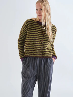 CARDIGAN COM RISCAS VERDE E CASTANHAS COMPAÑIA FANTASTICA 