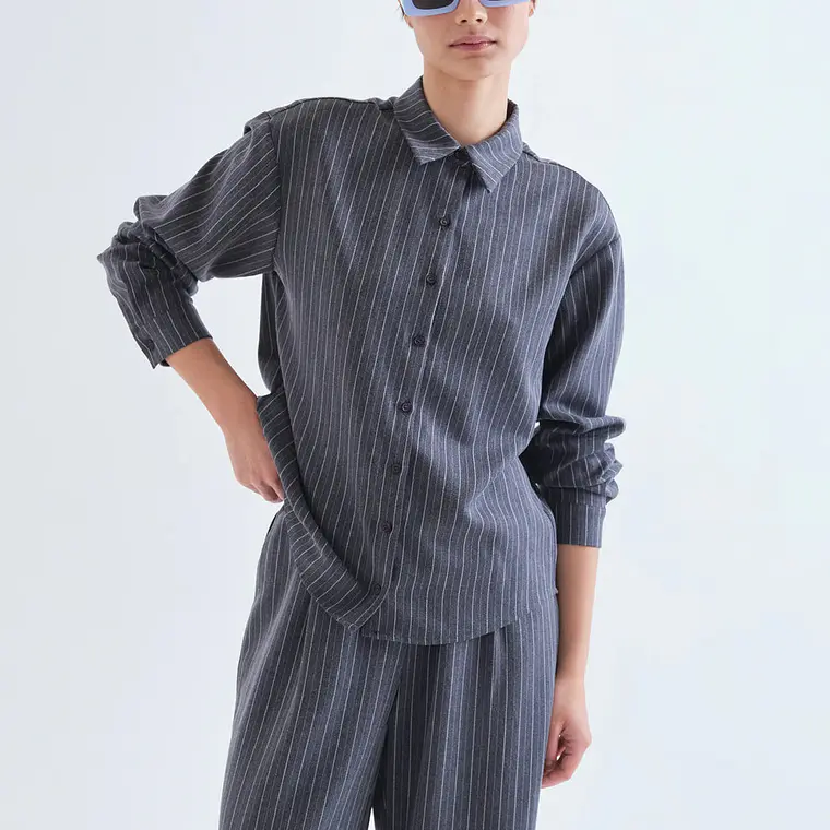 CAMISA CINZENTA COM RISCAS BRANCAS COMPAÑIA FANTASTICA  1