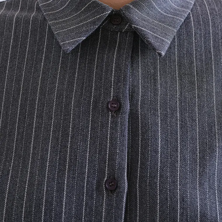 CAMISA CINZENTA COM RISCAS BRANCAS COMPAÑIA FANTASTICA  2