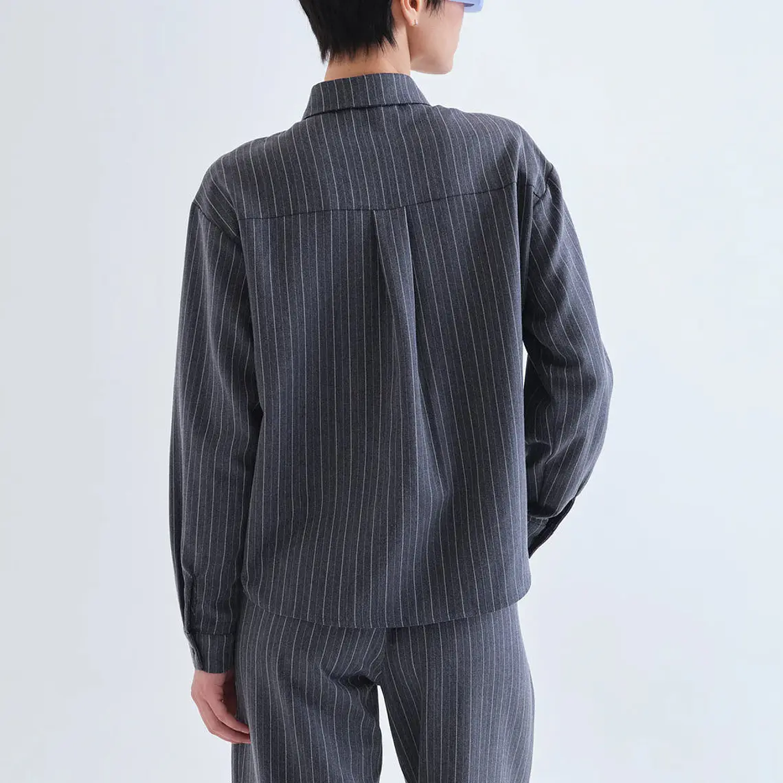 CAMISA CINZENTA COM RISCAS BRANCAS COMPAÑIA FANTASTICA  3