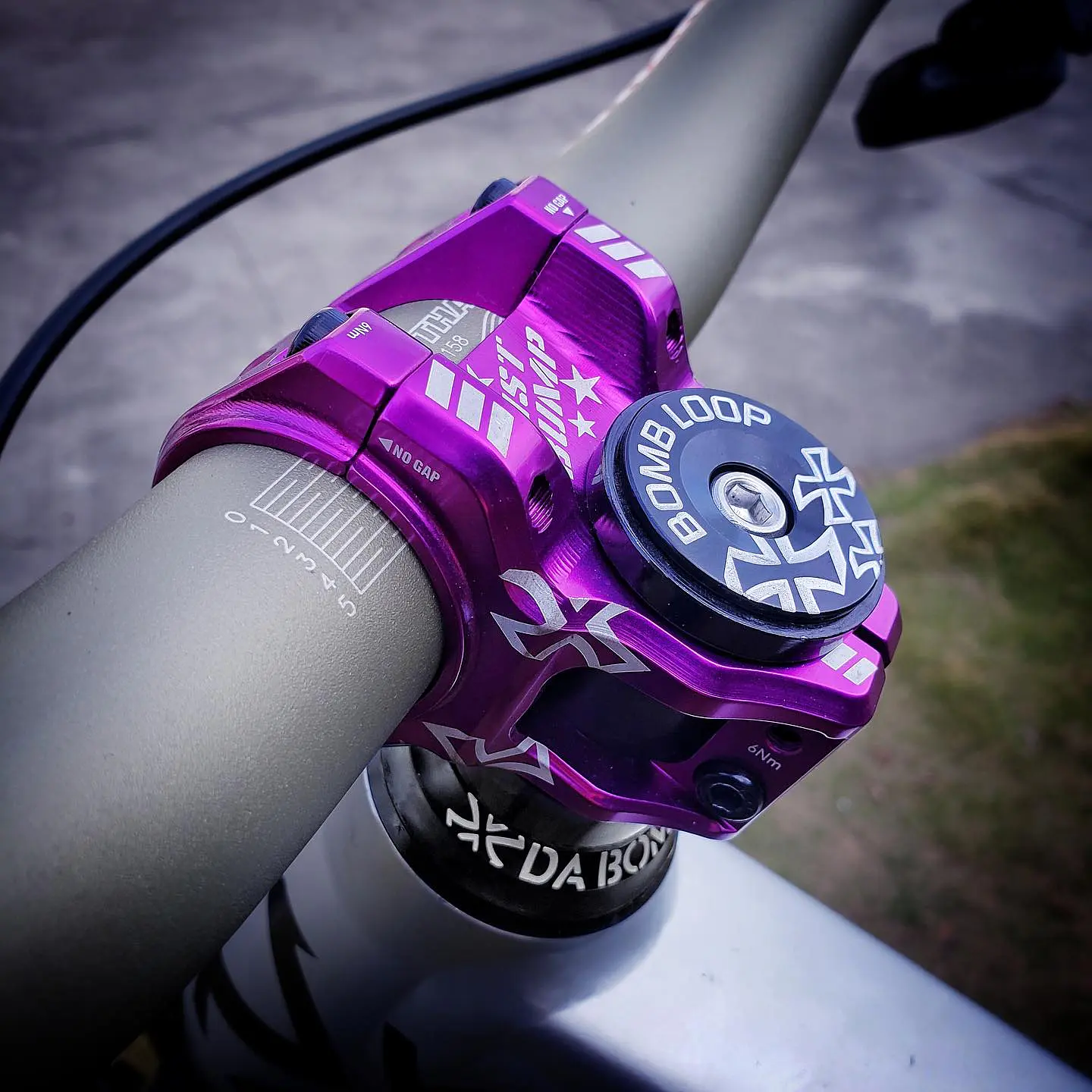 Tee Fist Bump Da Bomb 35 x 35 mm 2