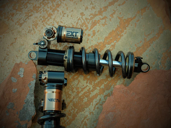 Shock EXT Vecta, Introducción