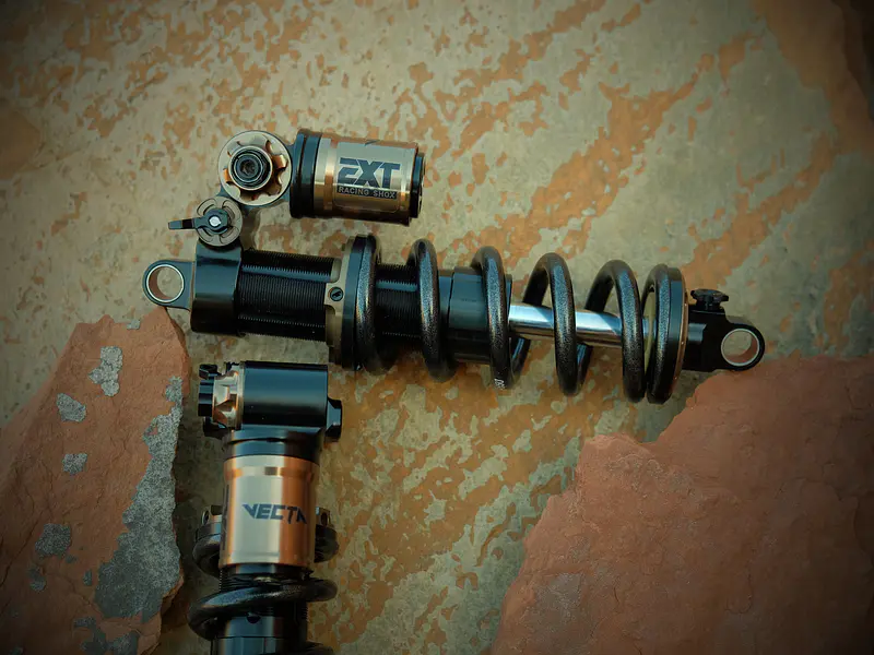 Shock EXT Vecta, Introducción