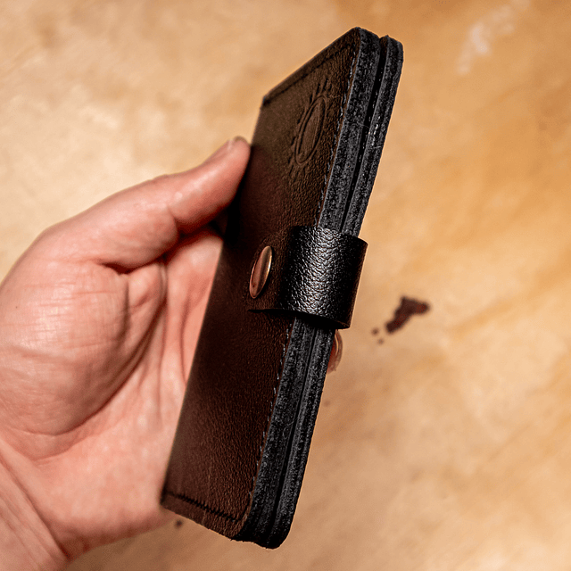 Billetera Fragata para pasaporte negro relieve y reno negro