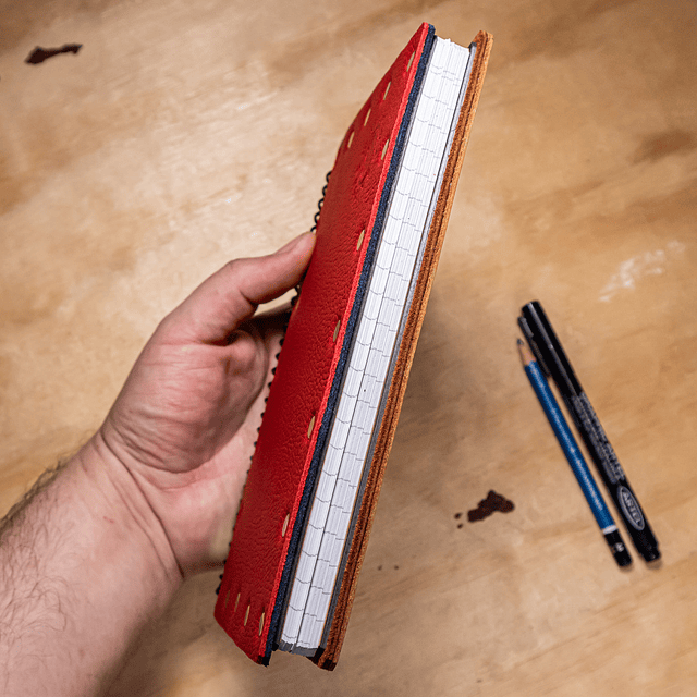 Artículo único n° 30 - Libreta Gorrión 120 hojas con líneas anilladas rojo relieve y caramelo