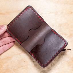 Billetera Cachudito chocolate hilo rojo