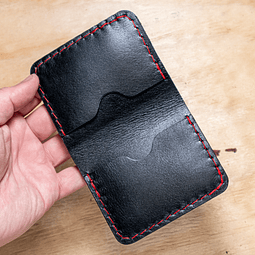 Billetera Cachudito negra hilo rojo