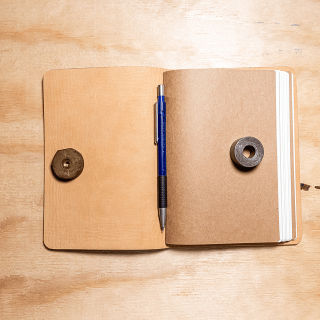 Libreta Semillero 120 hojas fijas café claro relieve