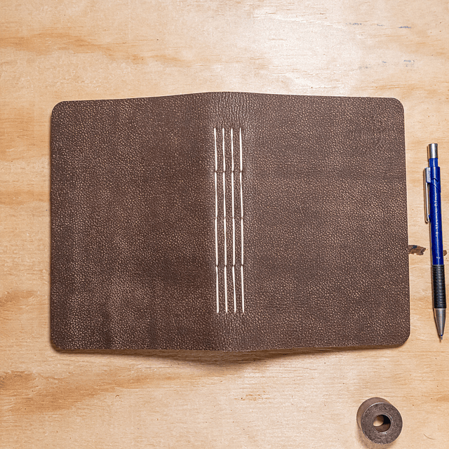 Libreta Semillero 120 hojas fijas café claro relieve