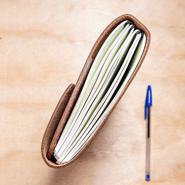 Libreta Belloto 120 hojas reemplazables A5 café claro elástico negro