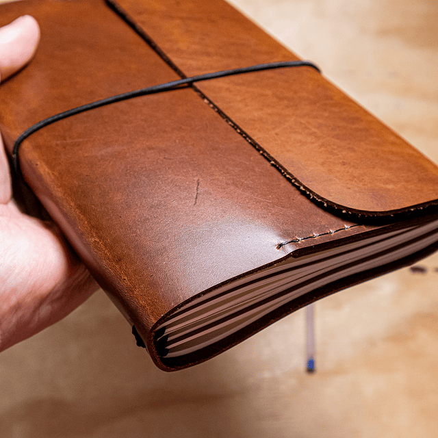 Libreta Belloto 120 hojas reemplazables A5 café claro elástico negro