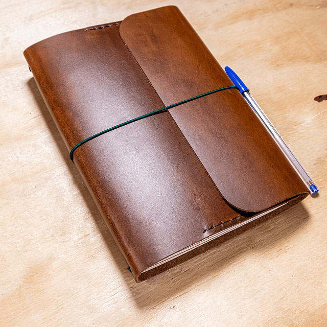 Libreta Belloto 120 hojas reemplazables A5 café claro elástico verde