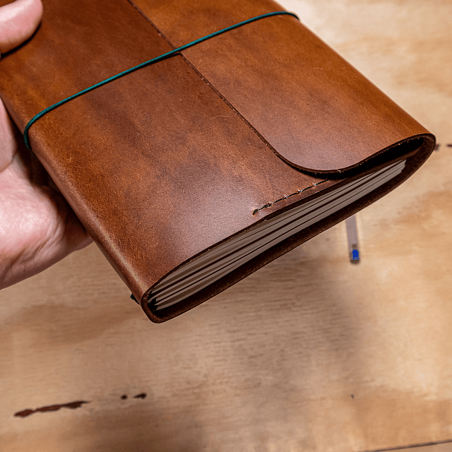 Libreta Belloto 120 hojas reemplazables A5 café claro elástico verde