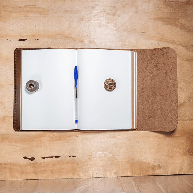 Libreta Belloto 120 hojas reemplazables A5 café claro elástico verde