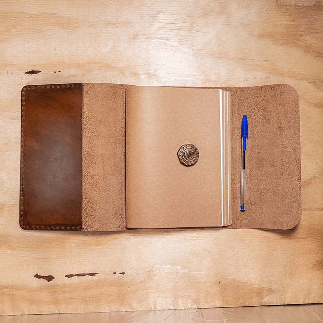 Libreta Belloto 120 hojas reemplazables A5 café claro elástico verde