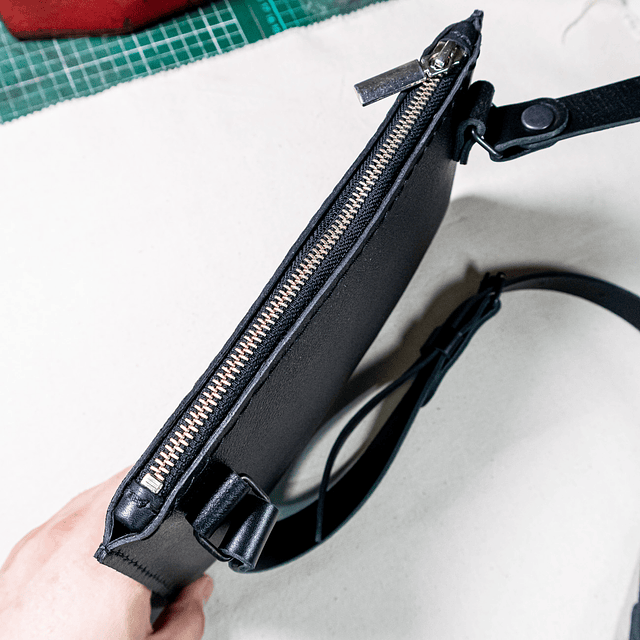 Cartera cuero negro relieve y forro flor negro interno