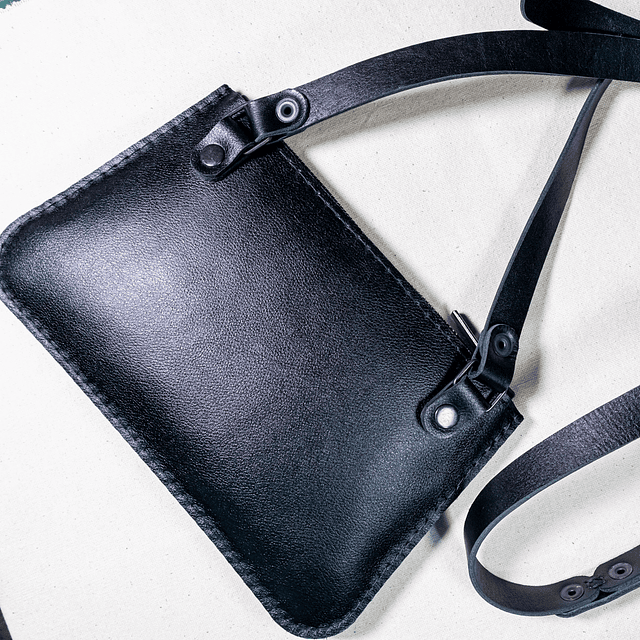 Cartera cuero negro relieve y forro flor negro interno