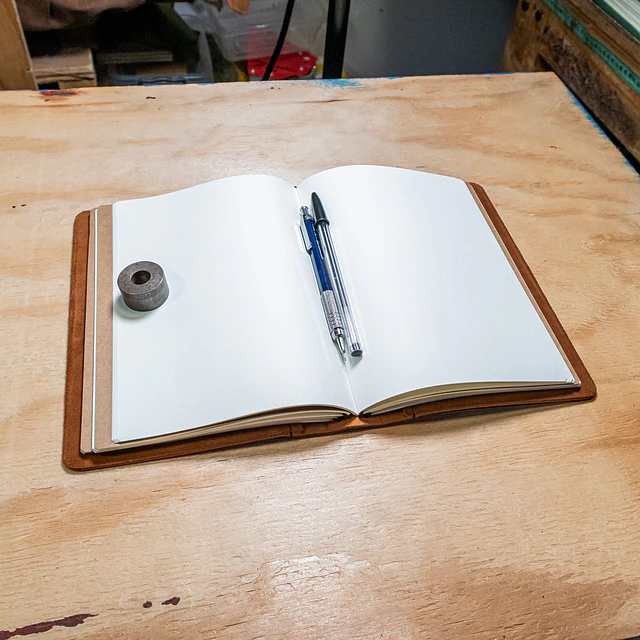 Libreta Algarrobo 120 hojas reemplazables A5 café relieve y café agreste