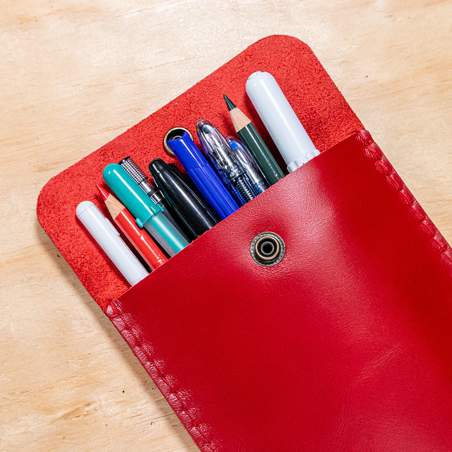 Estuche rojo para lápices