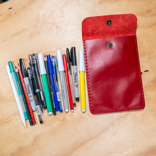 Estuche rojo para lápices