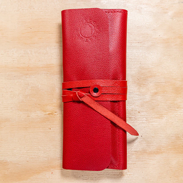 Estuche rojo roll-up para lápices bolsillos de colores