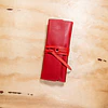 Estuche rojo roll-up para lápices bolsillos de colores