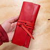 Estuche rojo roll-up para lápices bolsillos de colores