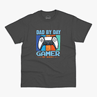 Polera premium Dad by day Gamer by Night hombre 2