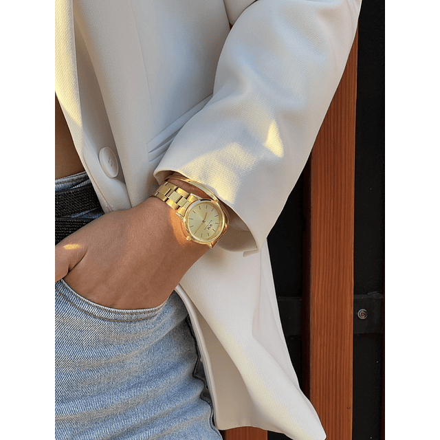 Reloj de mujer dorado con fondo especial