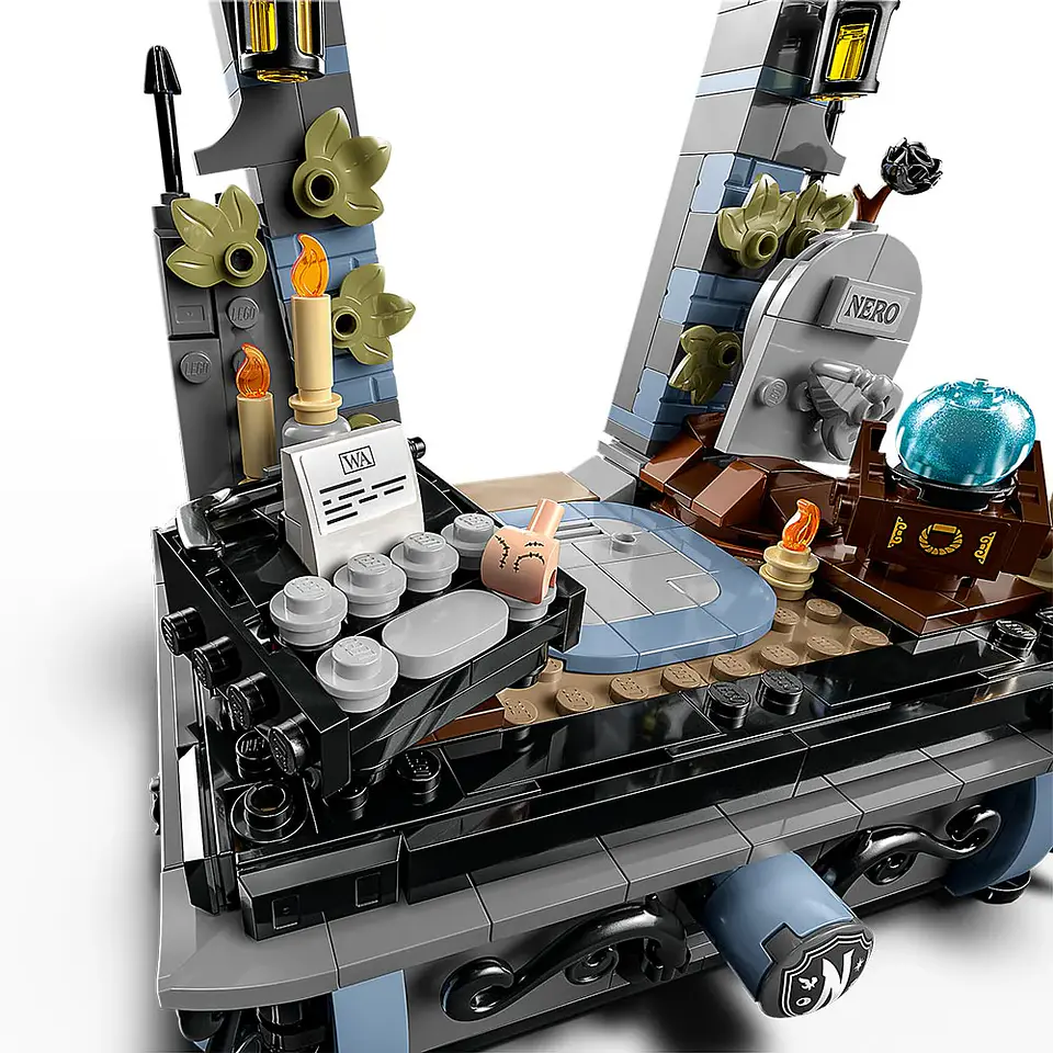 LEGO Wednesday - Figura de Merlina Addams (76780) 4