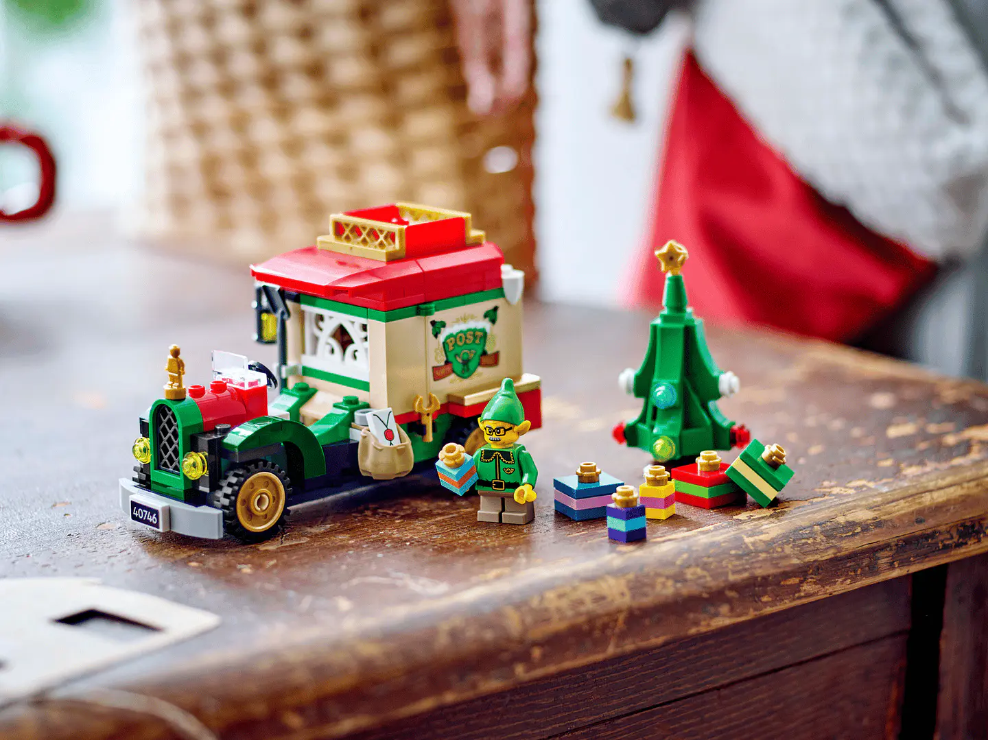 LEGO - Camión de Reparto de Papá Noel (40746) 4