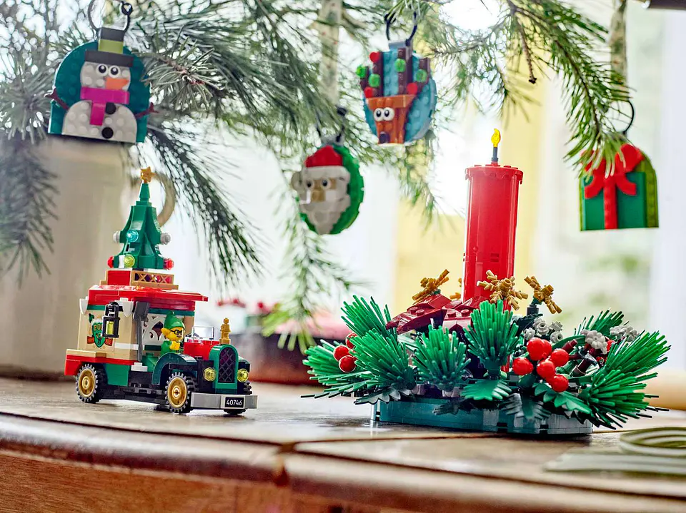 LEGO - Camión de Reparto de Papá Noel (40746) 6