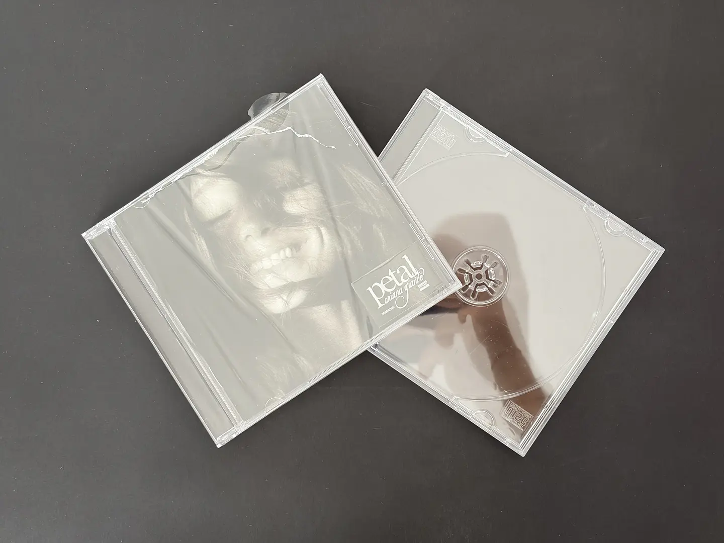 [con detalle] Ariana Grande - petal - CD 3